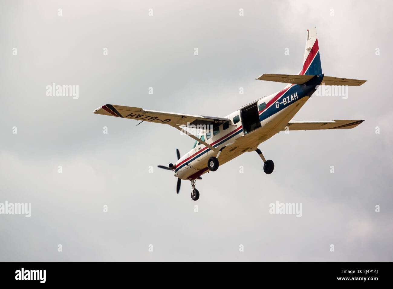 Cessna 208b Grand Caravan G-BZAH Leichtflugzeug, das an Land absteigt Stockfoto