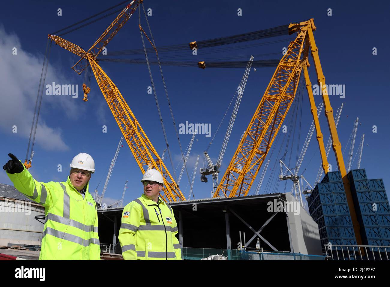 BRIDGWATER, ENGLAND, Vereinigtes Königreich - 07. April 2022 - der britische Premierminister Boris Johnson und der Minister für Wirtschaft, Energie und Industriestrategie Kwasi kW Stockfoto