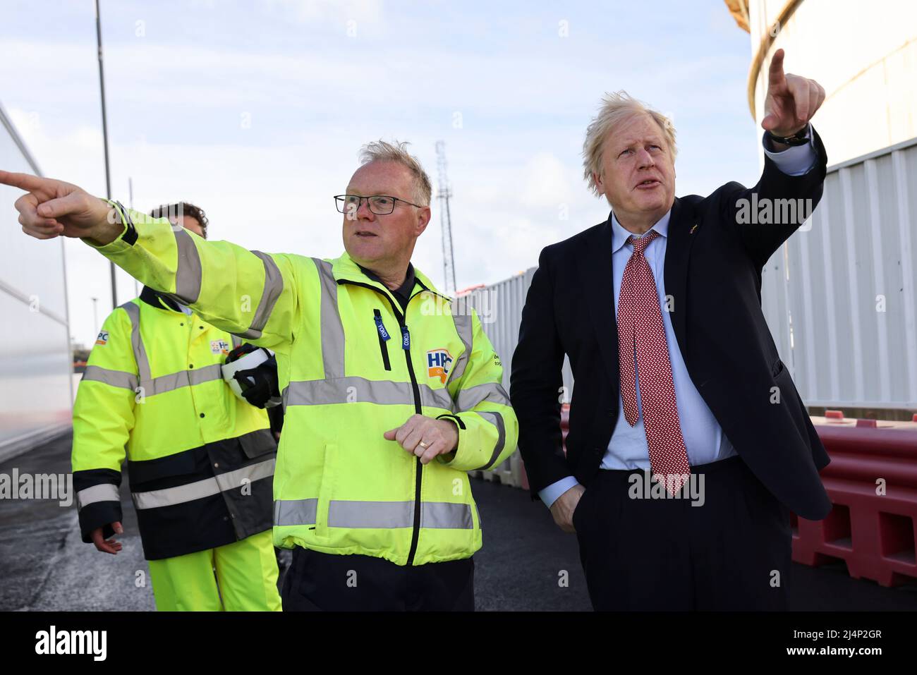 BRIDGWATER, ENGLAND, Vereinigtes Königreich - 07. April 2022 - der britische Premierminister Boris Johnson und der Minister für Wirtschaft, Energie und Industriestrategie Kwasi kW Stockfoto