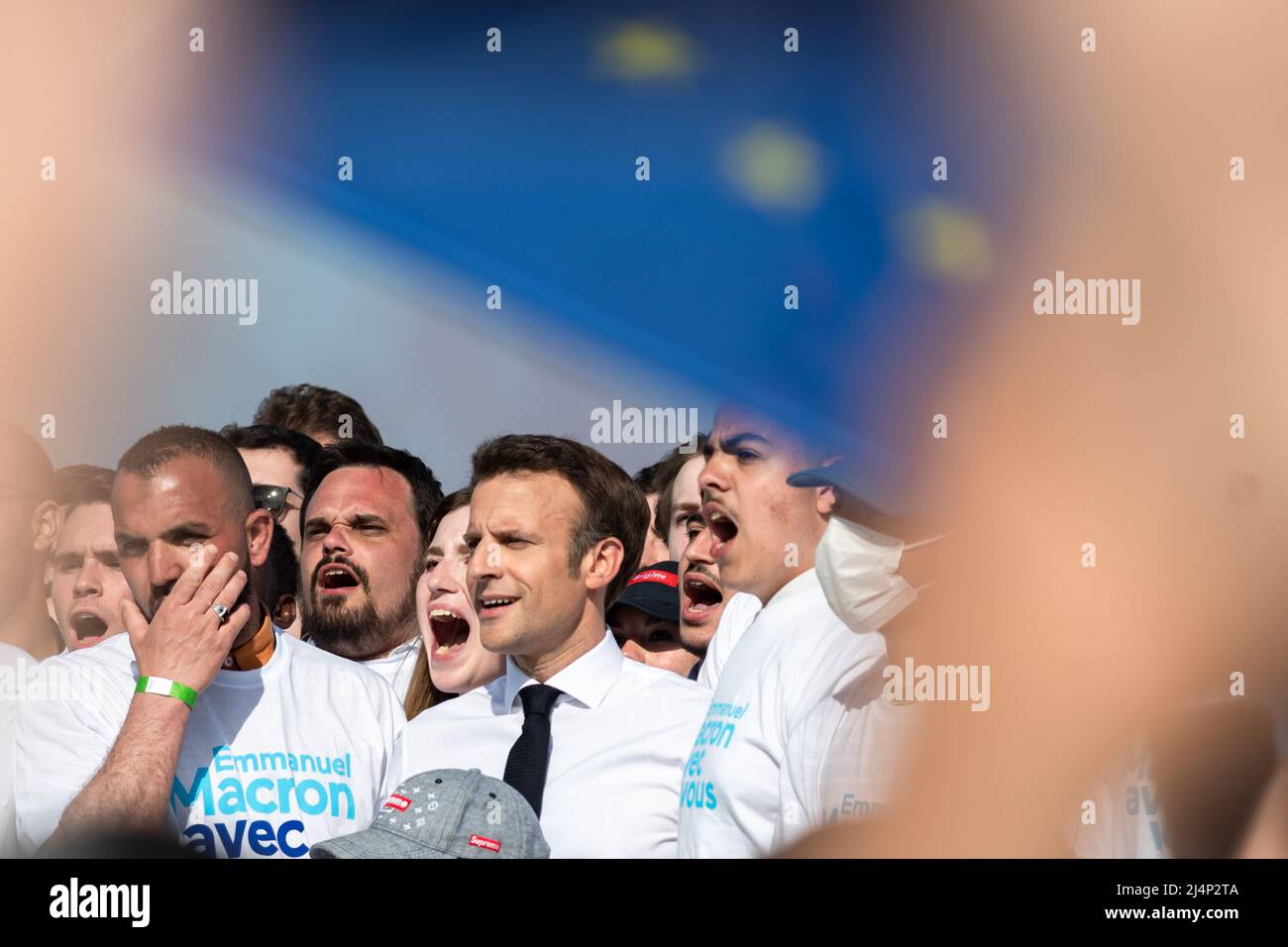 Emmanuel Macron sah am Ende der Rede die französische Hymne La Marseille auf der Bühne singen. Emmanuel Macron ist in Marseille zu einem Treffen der zweiten Runde der Präsidentschaftswahlen, das ihn am 24. April 2022 gegen Marine Le Pen stellt. Er muss die Stimme der Wähler anziehen, die sich für Jean-Luc Mélenchon entschieden haben (radikale ökologische Sensibilität der Linken). Er kündigte starke Auswirkungen seiner künftigen Politik im Hinblick auf den Umweltschutz und die Bedeutung der Jugend für die Entscheidungen an, die getroffen werden, wenn er erneut gewählt wird. Er rief auch dazu auf, seinen Gegner vom extremen Rig zu schlagen Stockfoto