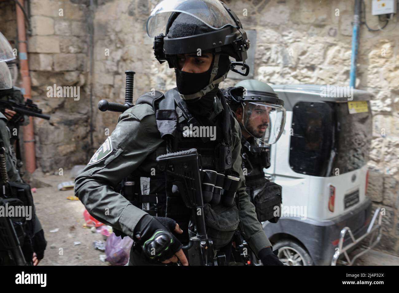 Jerusalem, Israel. 17. April 2022. Israelische Sicherheitskräfte treffen in der Altstadt von Jerusalem auf Palästinenser. Quelle: Ilia Yefimovich/dpa/Alamy Live News Stockfoto