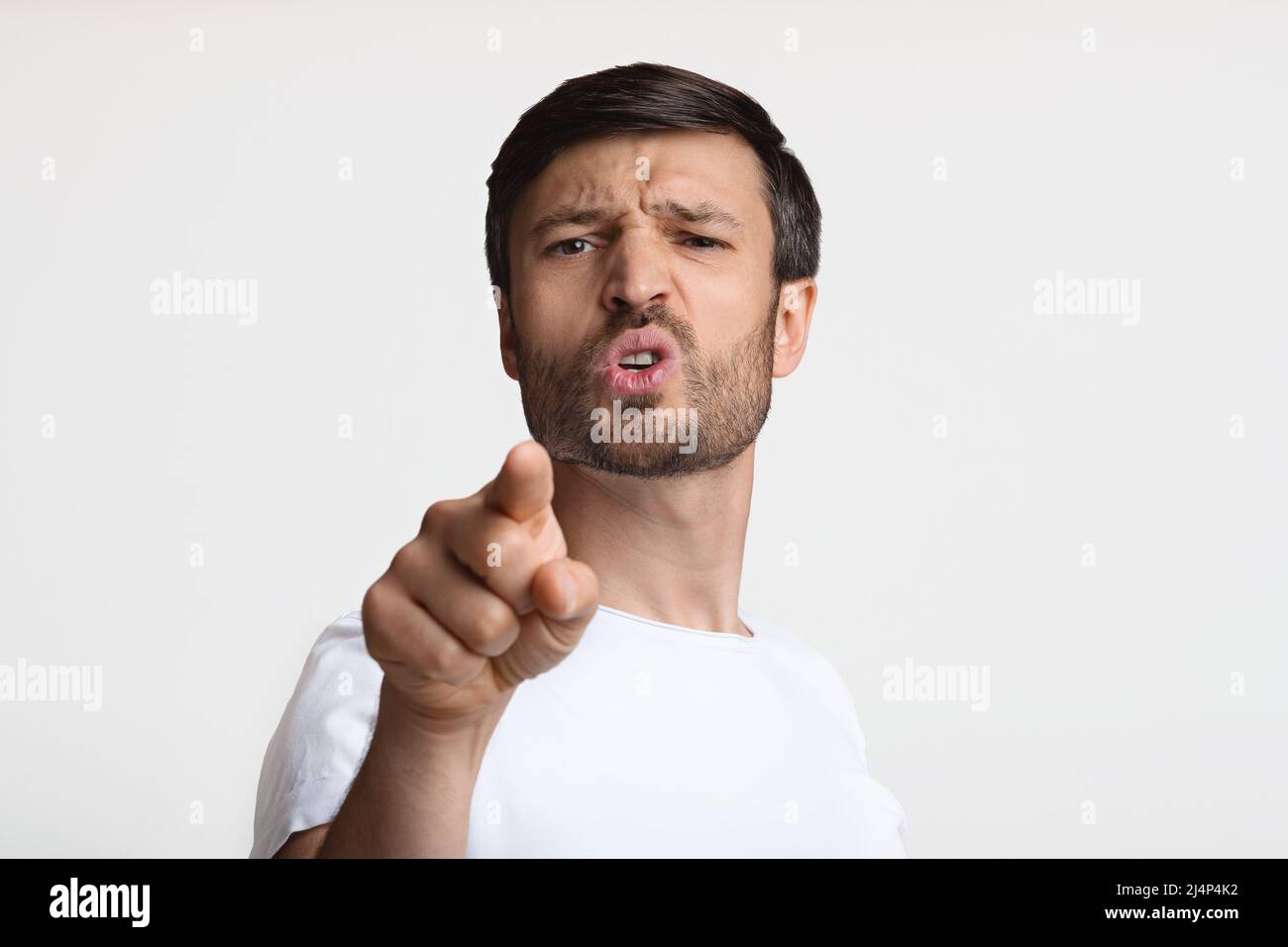 Aggressiver Mann, Der Mit Dem Finger Auf Die Kamera Zeigt Und Ihnen Die Schuld Gibt, Weißer Hintergrund Stockfoto