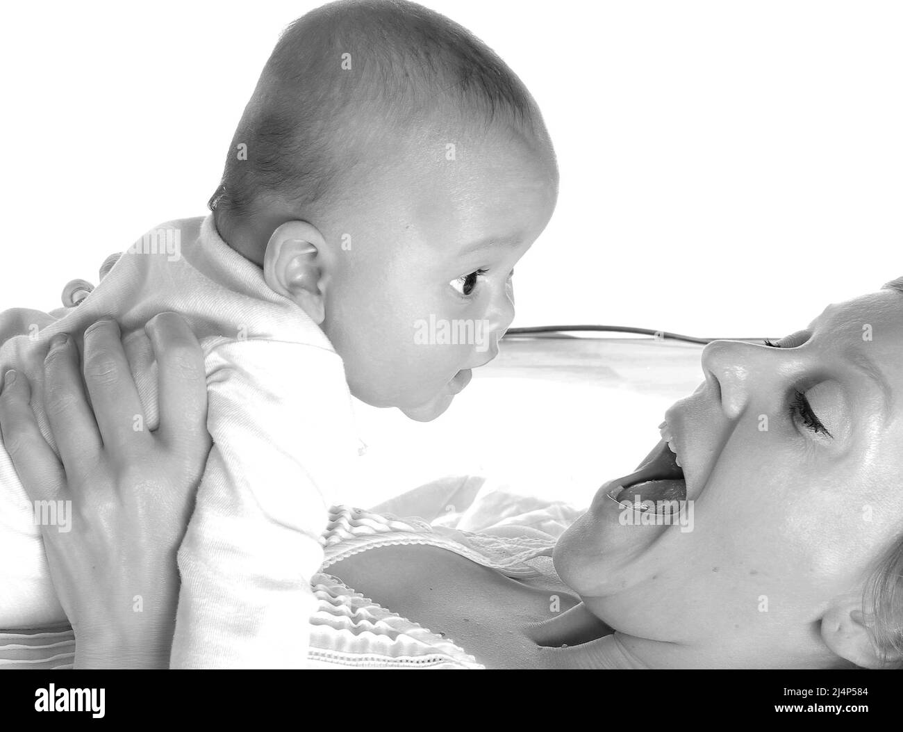 Baby mit Mutter nach einem guten Schlaf auf weißem Hintergrund mit Menschen Stock Fotos Stockfoto