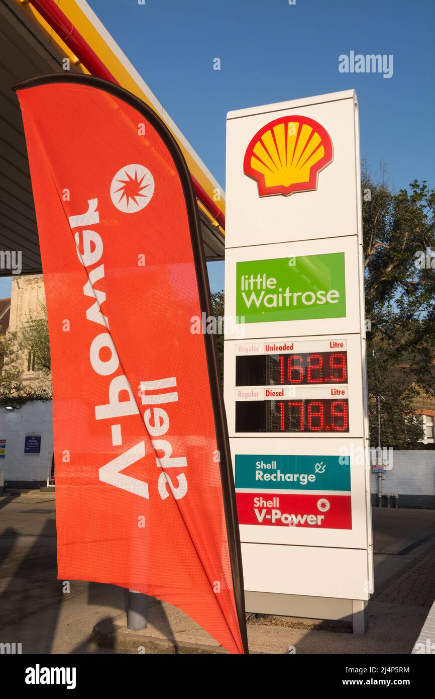 Ein farbenfroher Shell-Garagenvorplatz und extravagante Benzinpumpenpreise in Roehampton, London, England, Großbritannien Stockfoto