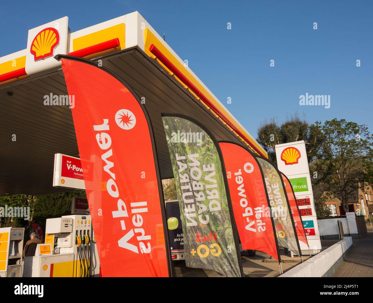 Ein farbenfroher Shell-Garagenvorplatz in Roehampton, London, England, Großbritannien Stockfoto