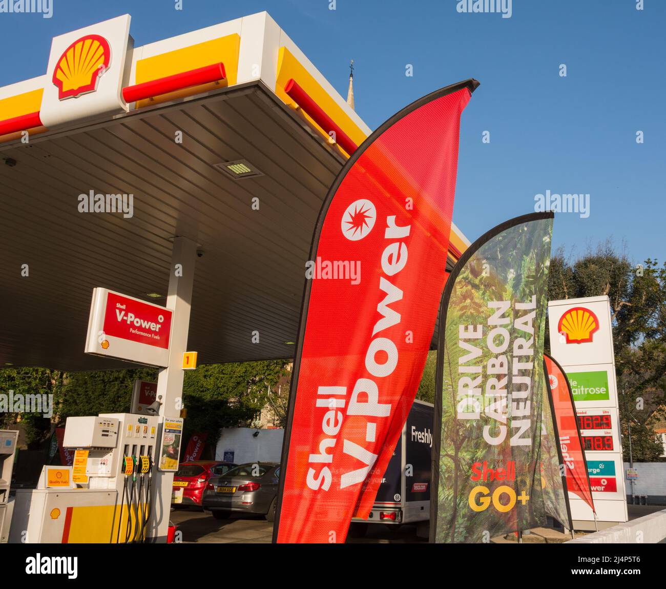 Ein farbenfroher Shell-Garagenvorplatz in Roehampton, London, England, Großbritannien Stockfoto