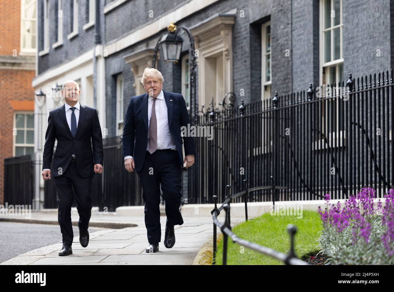 LONDON, ENGLAND, VEREINIGTES KÖNIGREICH - 08. APRIL 2022 -. Der britische Premierminister Boris Johnson trifft den deutschen Bundeskanzler Olaf Scholz zu einem bilateralen Treffen im Jahr 10 Downing Stree Stockfoto