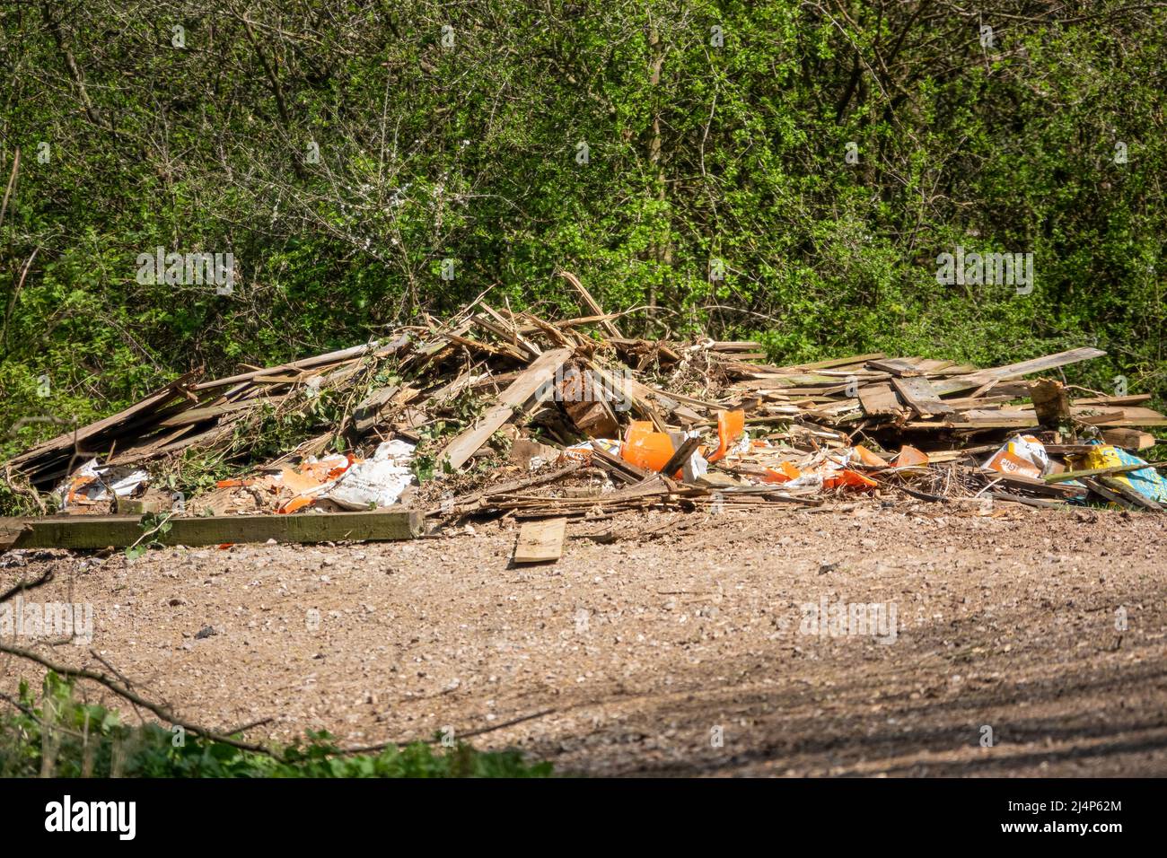 Illegale Fliegenkippen Abfälle von entfernten Zaunplatten, Schutt und Beton auf einem Landweg Stockfoto