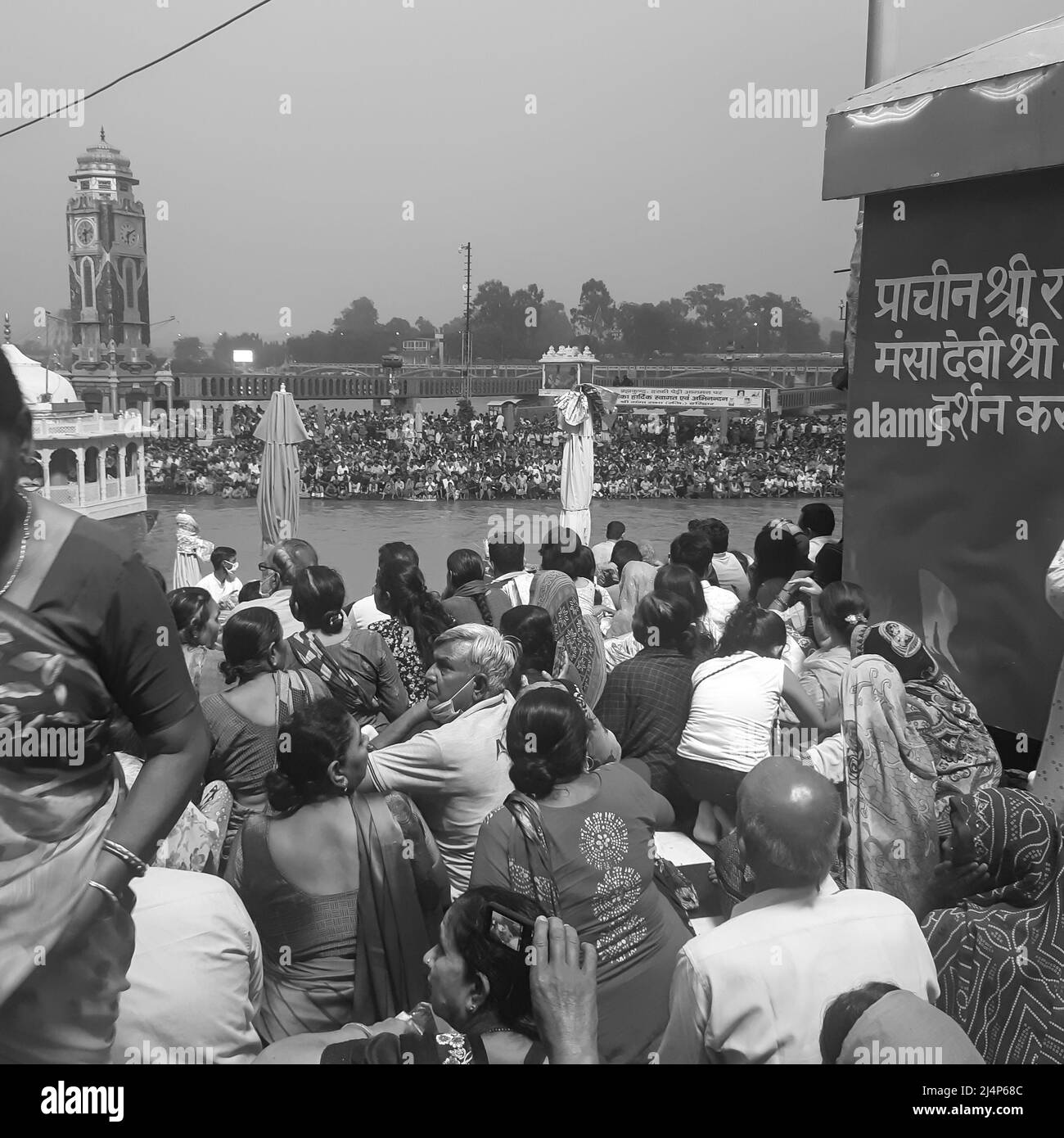 Haridwar, Indien, Oktober 02 2021 - Har Ki Pauri ist ein berühmter Ghat am Ufer des Ganges in Haridwar, Indien, indischer Tempel am Ufer des Ganges, Stockfoto