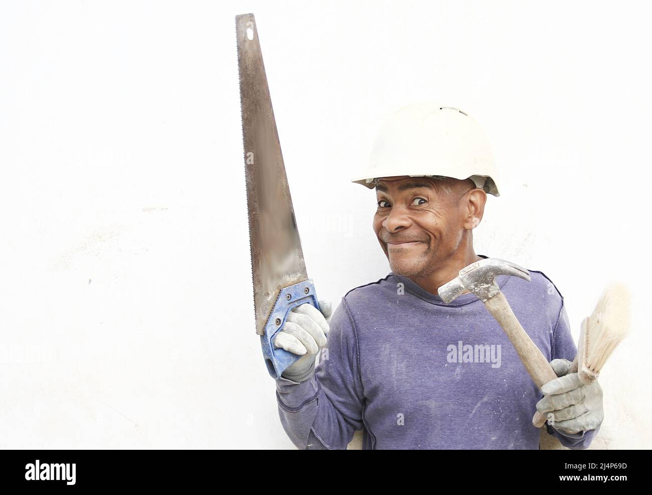 Professioneller Baumeister hält seine Werkzeuge auf weißem Hintergrund mit Menschen Stock Fotos Stockfoto