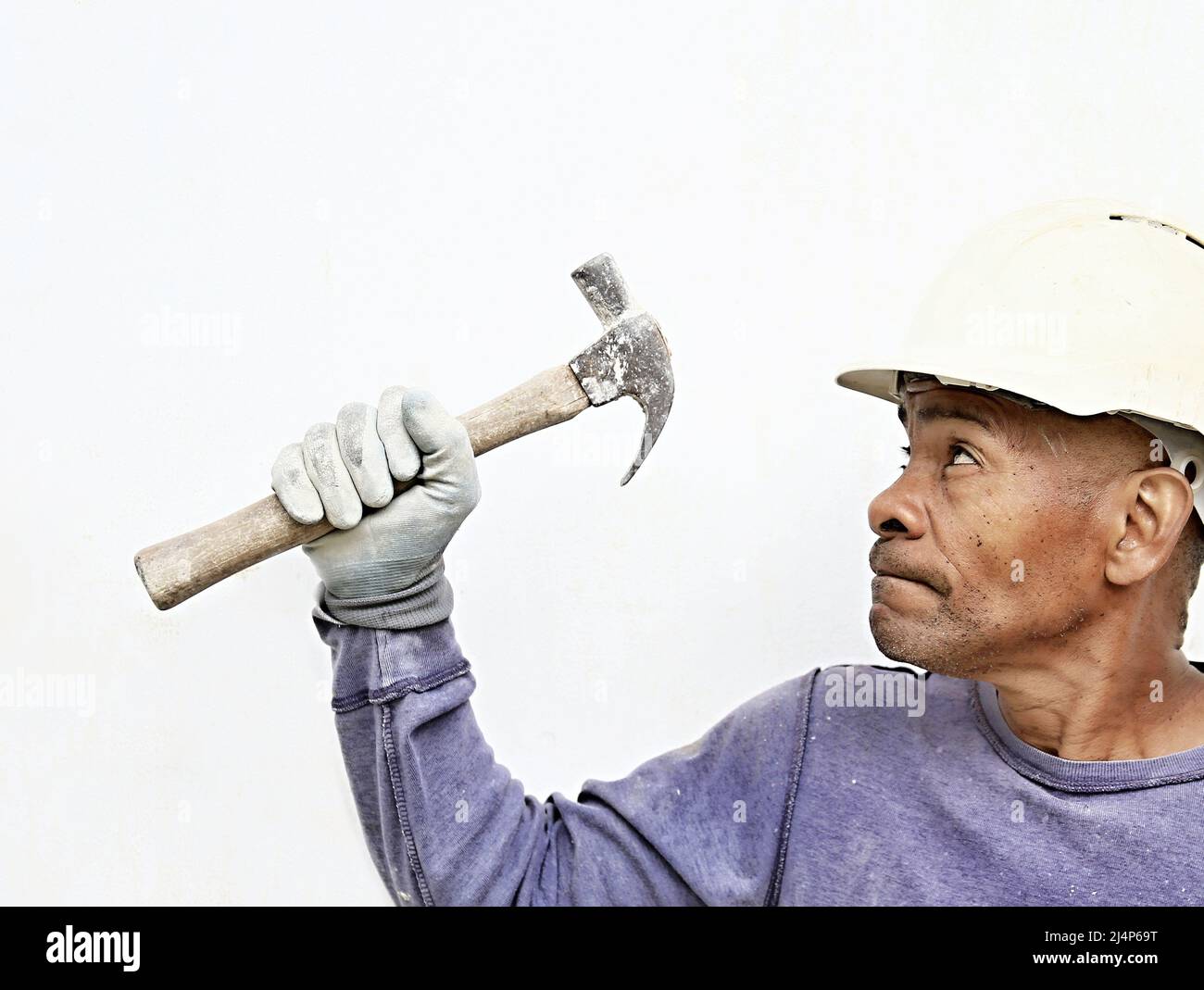 Professioneller Baumeister hält seine Werkzeuge auf weißem Hintergrund mit Menschen Stock Fotos Stockfoto