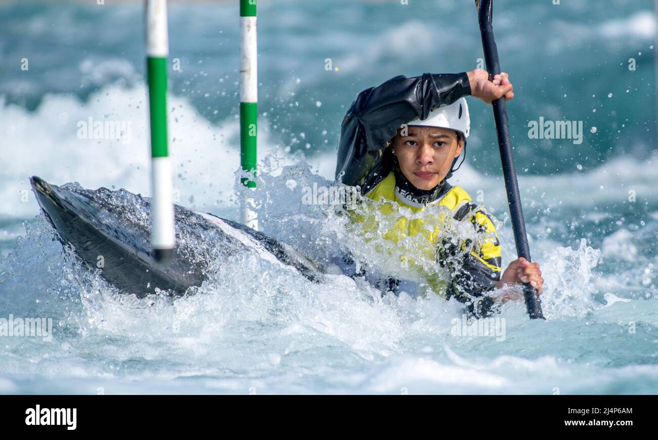 Lee Valley, Großbritannien. 16. April 2022. Zoe Blythe-Shields, die K1 während der Olympischen Kanusenslalom-Qualifikation im Lee Valley am 16. April 2022 gegeneinander antreten. Foto von Phil Hutchinson. Nur zur redaktionellen Verwendung, Lizenz für kommerzielle Nutzung erforderlich. Keine Verwendung bei Wetten, Spielen oder Veröffentlichungen einzelner Clubs/Vereine/Spieler. Kredit: UK Sports Pics Ltd/Alamy Live Nachrichten Stockfoto