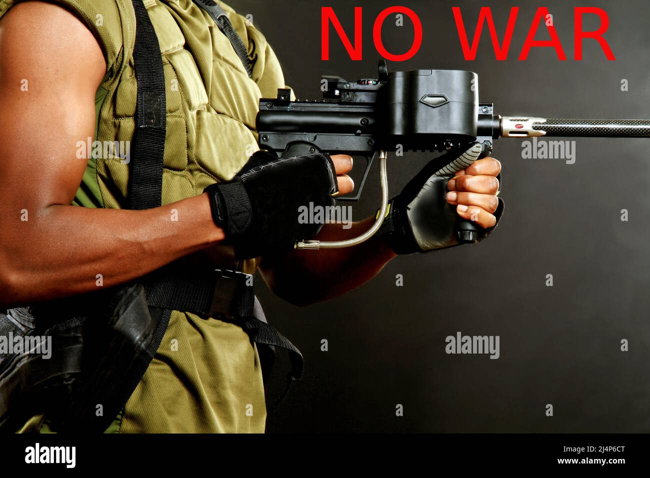 Armeesoldat mit Pistole geht in Krieg mit Leuten Stockfoto Stockfoto