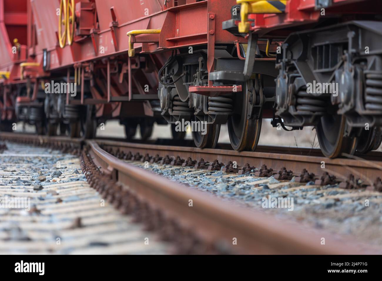 Eisenbahnwaggons mit Frachtcontainern für Reedereien. Verteilung und Güterverkehr mit einem Eisenbahn-, Transportkonzept Stockfoto