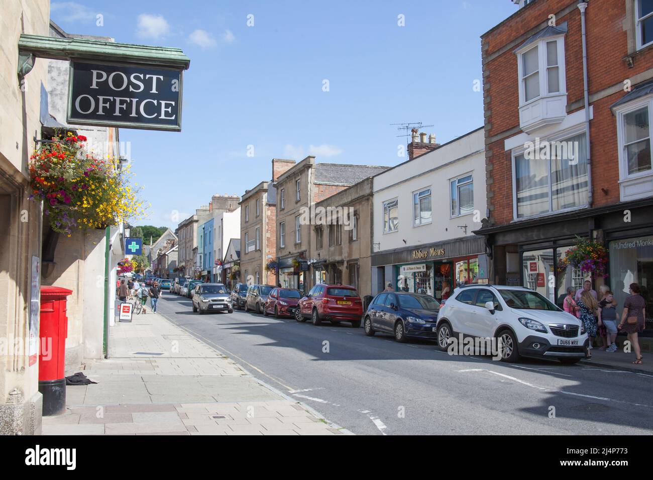 Blick auf die High Street in Glastonbury, Somerset in Großbritannien Stockfoto