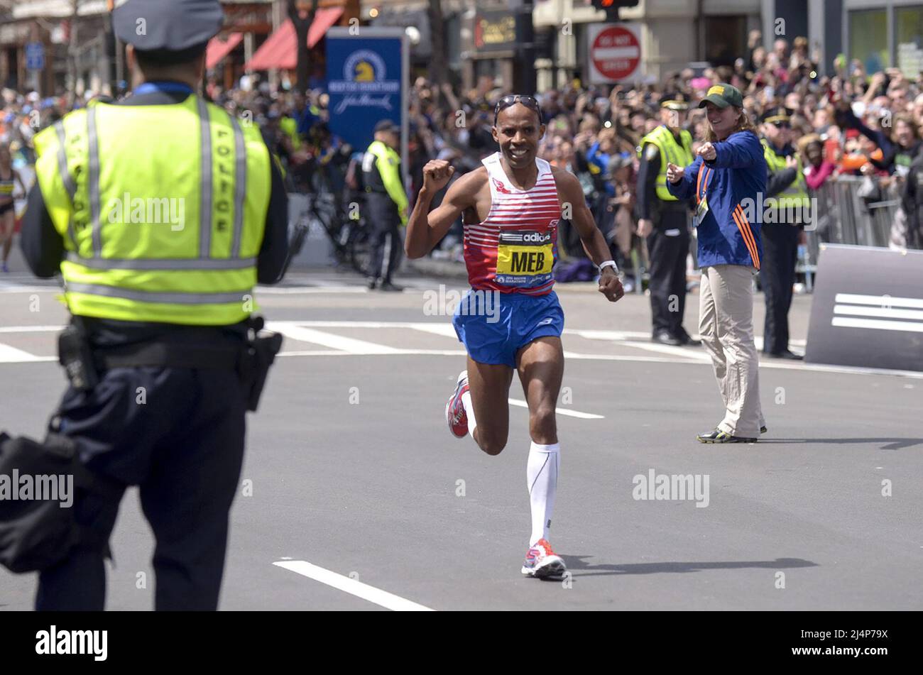 Boston, USA. 21. April 2014. Der US-amerikanische MEB Keflezighi gewinnt den Boston-Marathon 118., ein Jahr nach tödlichen Bombenanschlägen, nahe der Marathon-Ziellinie in Boston am 21. April 2014. (Foto von Patrick Raycraft/Hartford Courant/TNS/Sipa USA) Quelle: SIPA USA/Alamy Live News Stockfoto