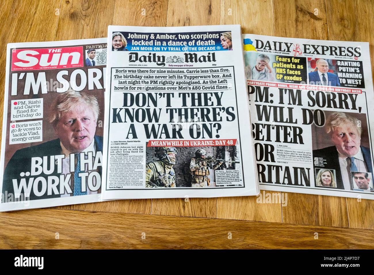 Sun, Daily Mail und Daily Express Schlagzeilen am 13. April 2022 zur Unterstützung von Boris Johnson wegen des Partygate-Skandals, nachdem die Polizei Geldstrafen verhängt hatte. Stockfoto