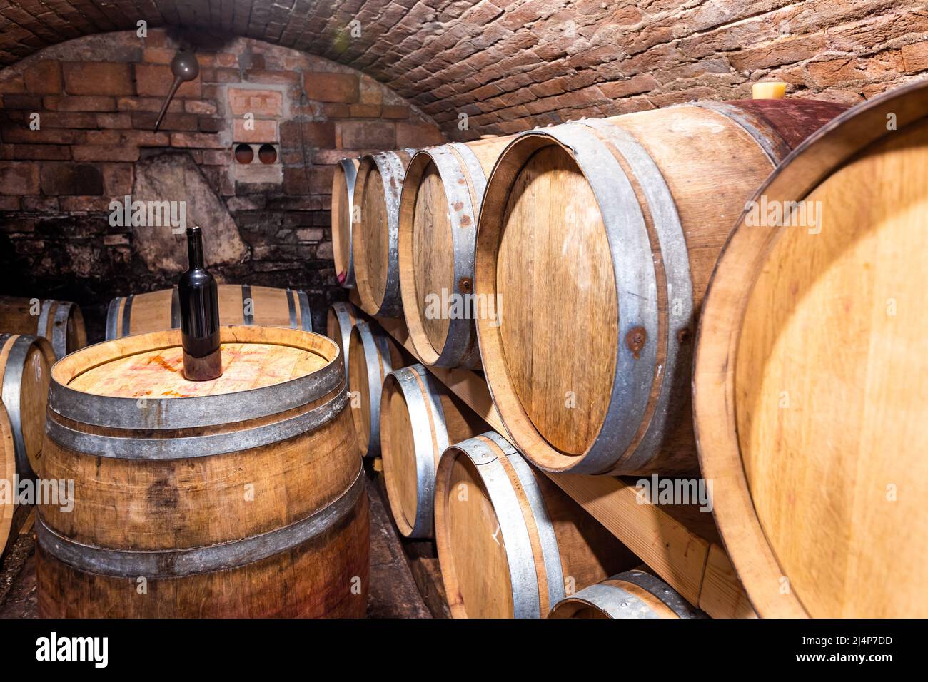 Ein Weinkeller voller Fässer Wein, Alkohol-Konzept Stockfoto