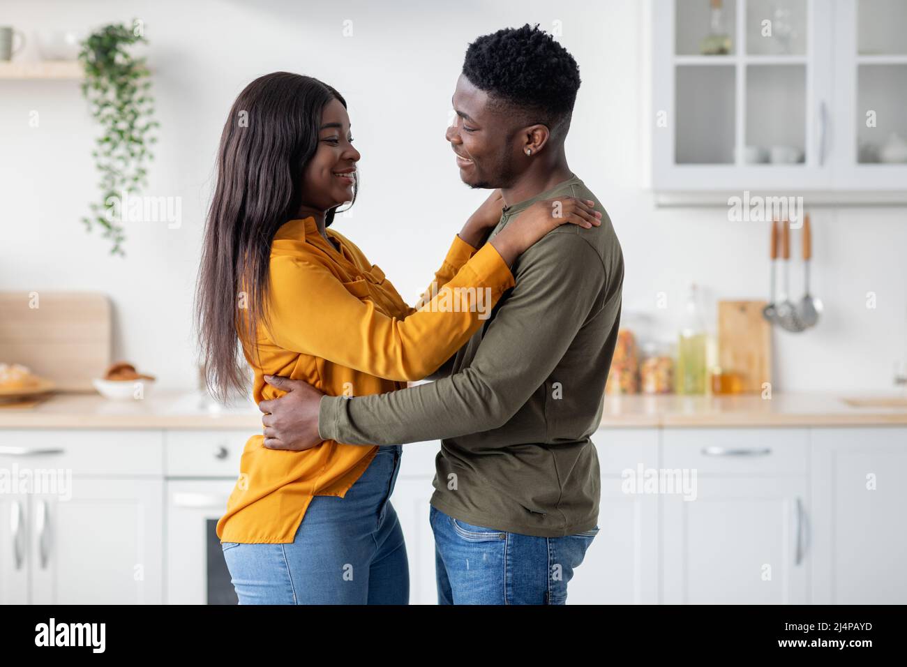 Porträt Eines Jungen Liebenden Schwarzen Paares Mit Romantischen Momenten Zu Hause Stockfoto