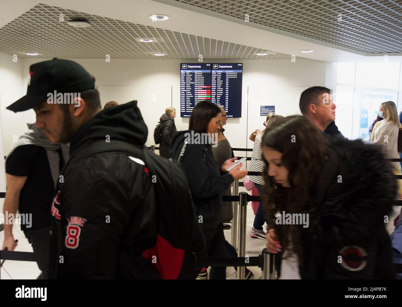 Warteschlangen bilden sich an den Sicherheitsstellen des Flughafens von Birmingham, da auf vielen großen britischen Flughäfen Personalmangel herrscht, leiden einige Flughäfen unter riesigen Menschenschlangen Stockfoto