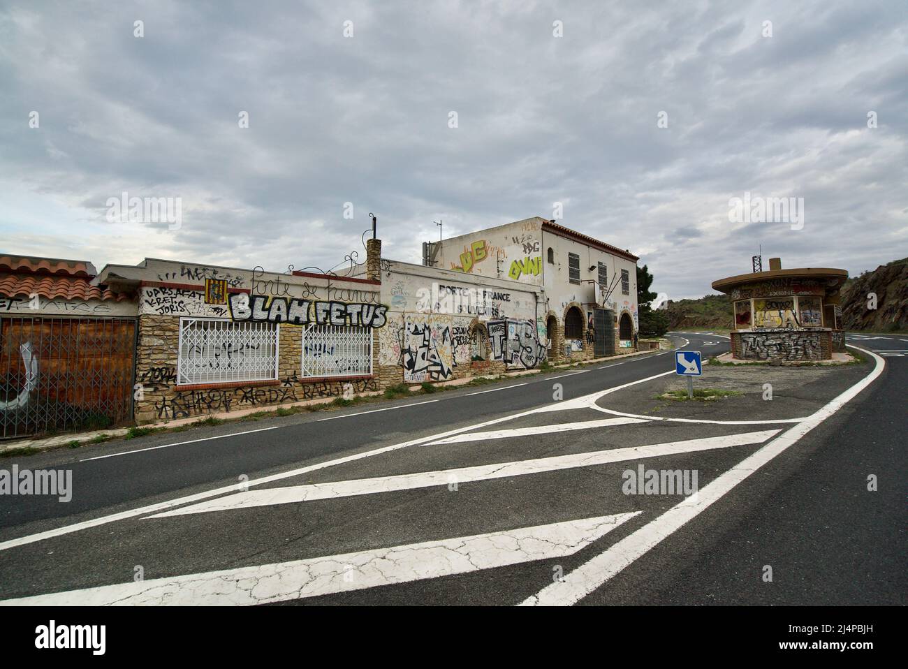 Ancien poste de douane, L’ancien poste-frontière de Cerbère, PYRÉNÉES-ORIENTALES, Francais. Der ehemalige Grenzposten von Cerbère, Grenzpatrouille aufgegeben Stockfoto