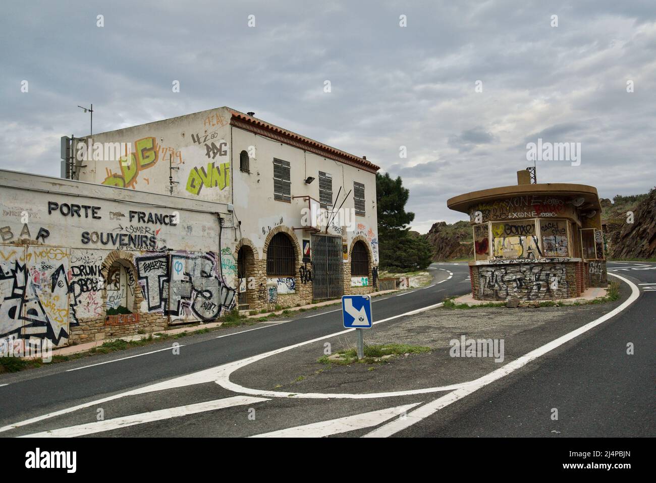 Ancien poste de douane, L’ancien poste-frontière de Cerbère, PYRÉNÉES-ORIENTALES, Francais. Der ehemalige Grenzposten von Cerbère, Grenzpatrouille aufgegeben Stockfoto