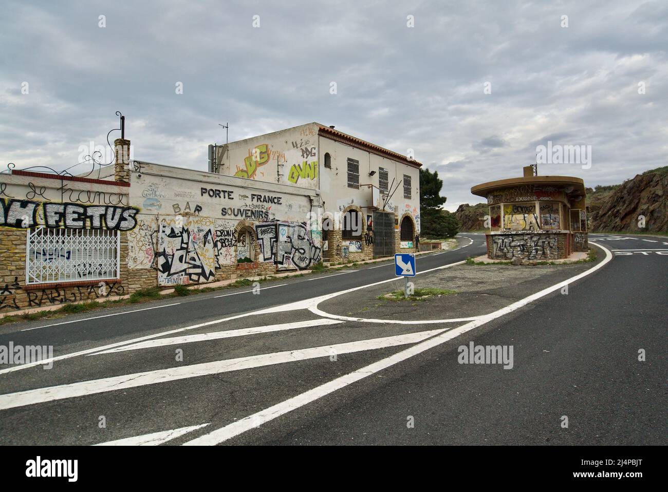 Ancien poste de douane, L’ancien poste-frontière de Cerbère, PYRÉNÉES-ORIENTALES, Francais. Der ehemalige Grenzposten von Cerbère, Grenzpatrouille aufgegeben Stockfoto