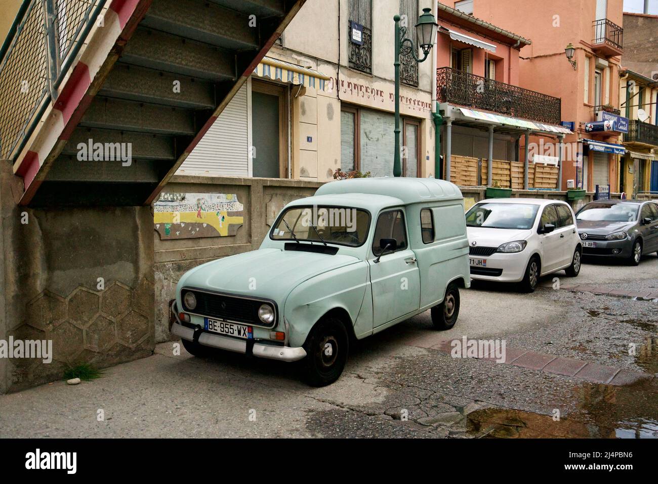Renault 4 Fourgonnette (Van) auf einer Straße in Frankreich geparkt (Blauer Kolor) Stockfoto
