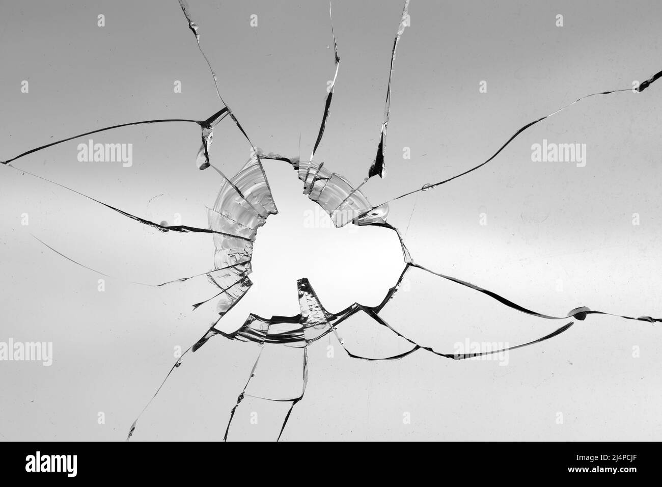 Risse von Kugeln im Glas isoliert auf weißem Hintergrund Stockfoto