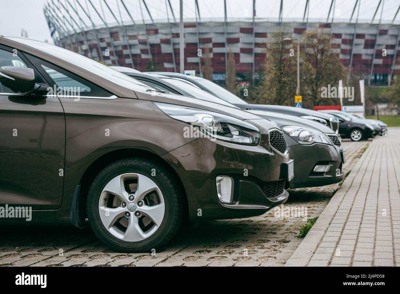 Autos in einer Reihe geparkt. Der Parkplatz ist asphaltiert. Stockfoto Autos in einer Reihe geparkt. Der Parkplatz ist asphaltiert. Stockfoto