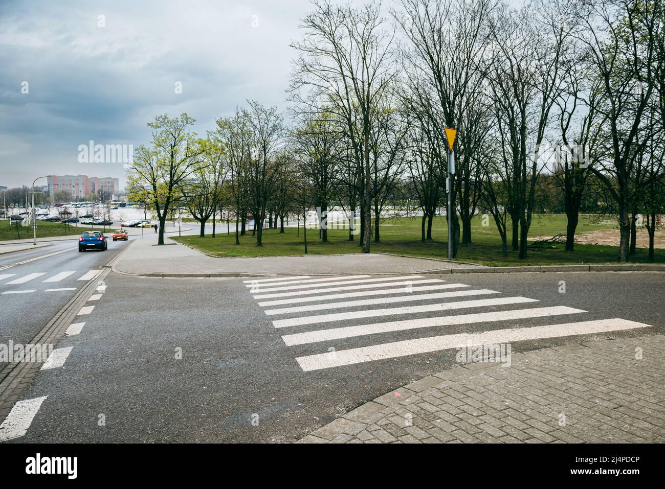 Fußgängerüberweg an der Kreuzung von drei Straßen. Stockfoto