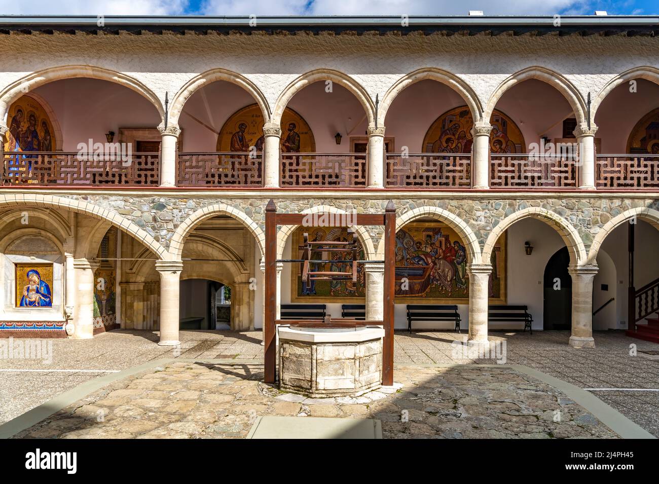 Brunnen im Innenhof des Klosters Kykkos im Troodos-Gebirge, Zypern, Europa | Brunnen im Innenhof des Kykkos-Klosters, Zypern, Europa Stockfoto