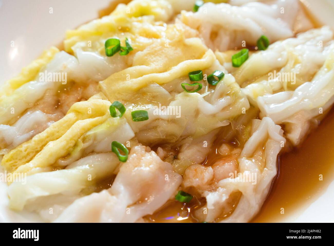 Ein Teller mit leckeren gedämpften Vermicelli Rollen Stockfoto