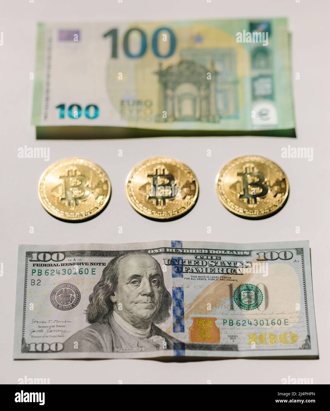 Digitale Kryptowährung Gold Bitcoin liegt zwischen US-Dollar und  Euro-Banknoten. Unterschied zwischen virtuellem Geld und Bargeld. Konzept  der neuen virtuellen Stockfotografie - Alamy