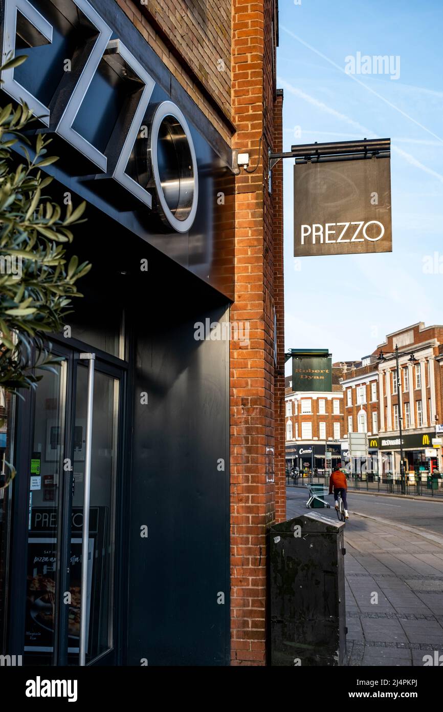 Epsom Surrey London, Großbritannien, April 17 2022, Prezzo Restaurant im italienischen Stil, Schild und Logo Stockfoto