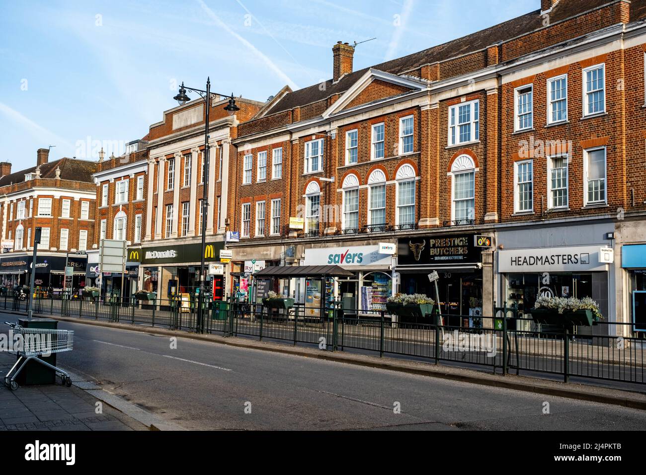 Epsom Surrey London, Großbritannien, April 17 2022, Reihe von Geschäften oder Geschäften Epsom High Street Stockfoto