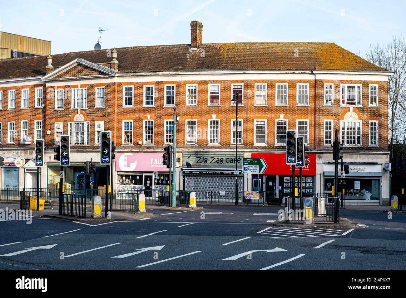 Epsom Surrey London, Großbritannien, April 17 2022, Blick auf die Epsom High Street ohne Menschen oder Verkehr Stockfoto