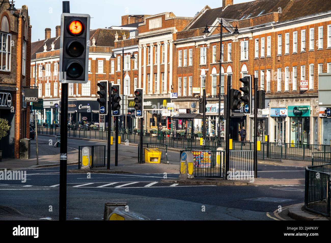 Epsom Surrey London, Großbritannien, April 17 2022, Blick auf die Epsom High Street ohne Menschen oder Verkehr Stockfoto
