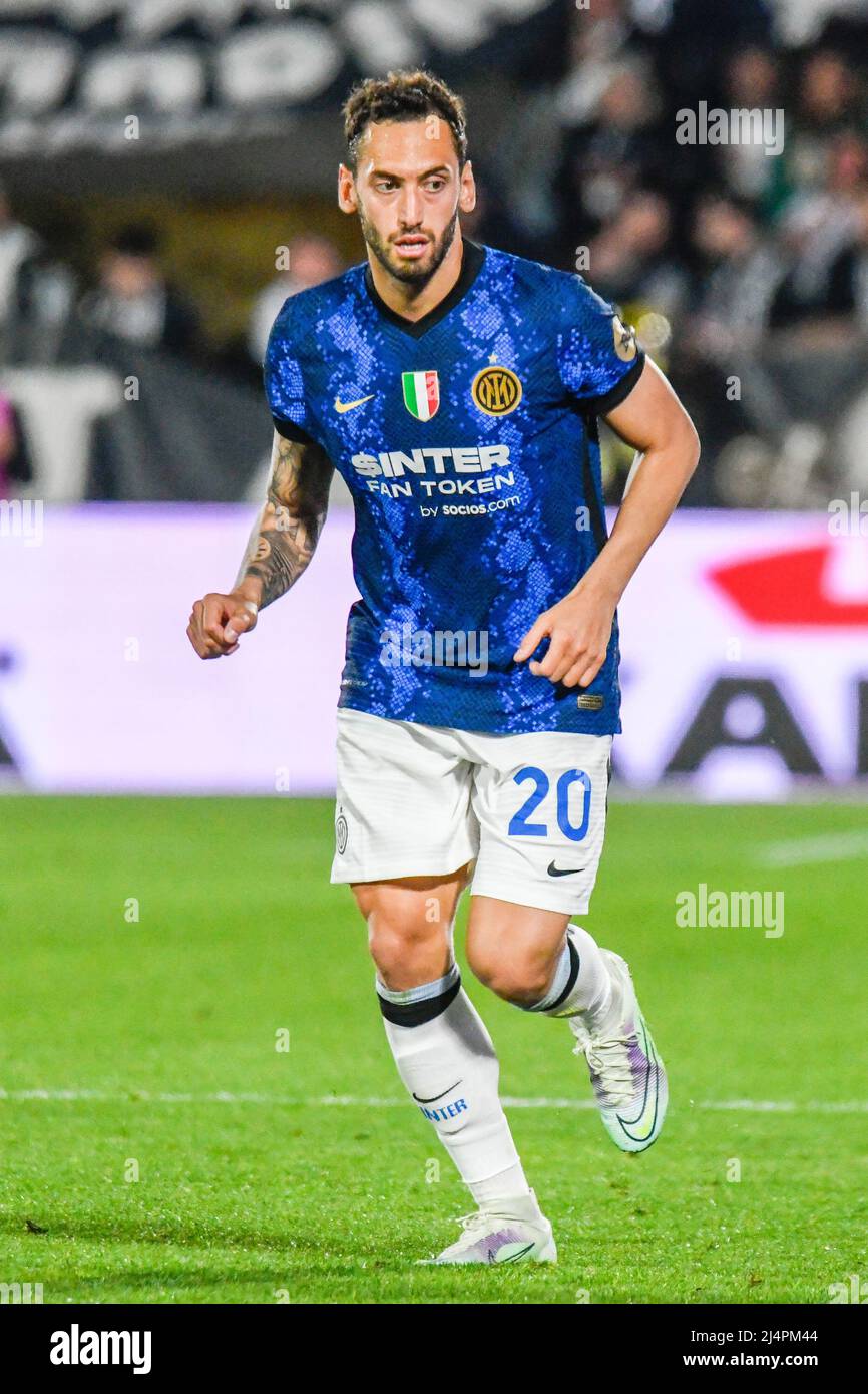 Alberto Picco Stadion, La Spezia, Italien, 15. April 2022, Inter's Hakan Calhanoglu während des italienischen Fußballs Spezia Calcio gegen Inter - FC Internazionale Stockfoto