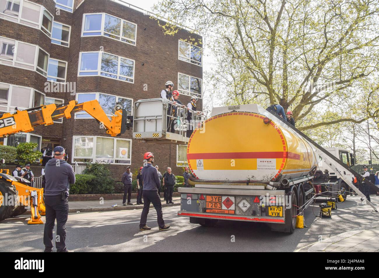 London, Großbritannien, 16.. April 2022. Der olympische Goldmedaillengewinnerin Etienne Stott kletterte zusammen mit einem anderen Aktivisten auf einen Shell-Tanker und blockierte eine Straße in Bayswater, während mehrere Demonstranten der Extinction Rebellion Unterstützung leistten. Der Sportler und Aktivist fordert ein Ende der fossilen Brennstoffe und fordert die Regierung auf, gegen die Klimakrise zu handeln. Stockfoto