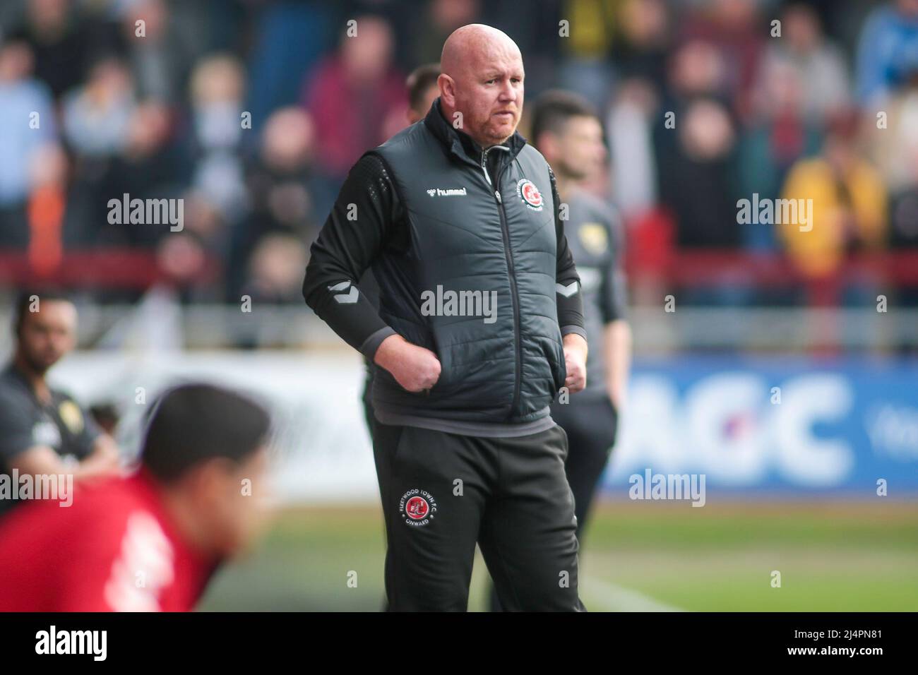 Fleetwood, Großbritannien. 15. April 2022. Fleetwood Head Trainer Stephen Crainey während des Spiels der EFL Sky Bet League 1 zwischen Fleetwood Town und Oxford United am 15. April 2022 im Highbury Stadium, Fleetwood, England. Foto von Simon Hall. Nur zur redaktionellen Verwendung, Lizenz für kommerzielle Nutzung erforderlich. Keine Verwendung bei Wetten, Spielen oder Veröffentlichungen einzelner Clubs/Vereine/Spieler. Kredit: UK Sports Pics Ltd/Alamy Live Nachrichten Stockfoto