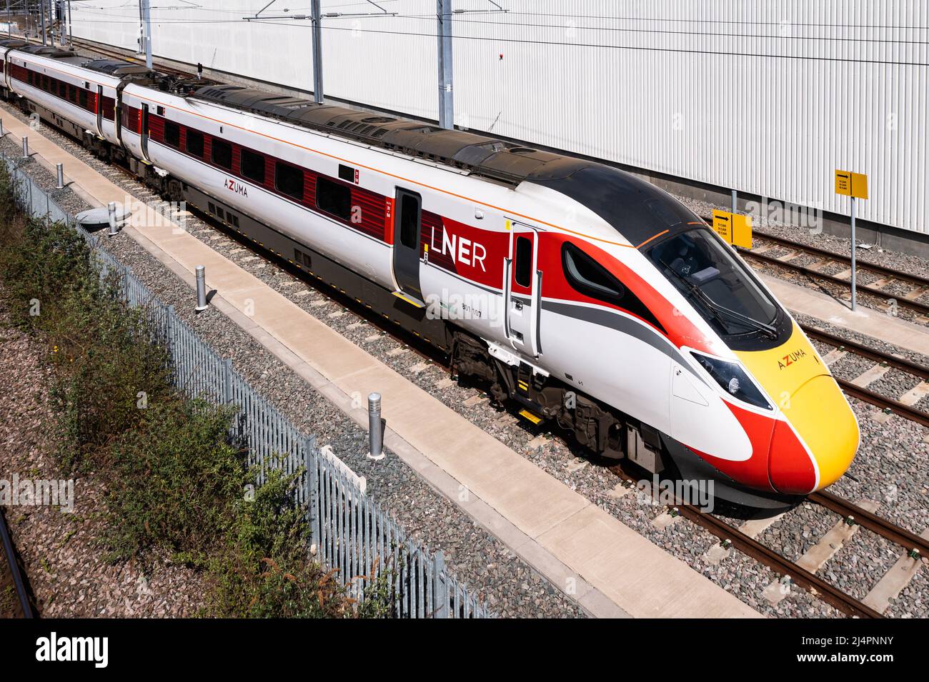 DONCASTER, GROSSBRITANNIEN - 15. APRIL 2022. Eine Luftaufnahme eines Passagierzuges der Hitachi Azuma Klasse 801 Bi Modal in LNER-Lackierung im Doncaster-Wartungsgleis Stockfoto