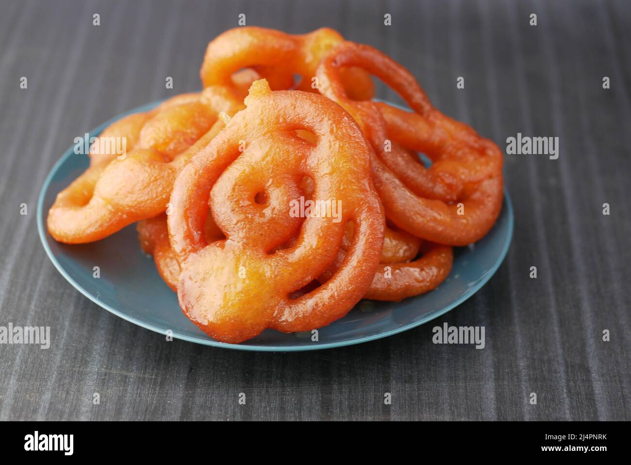 jalebi indian süß auf einem Teller auf dem Tisch Stockfoto