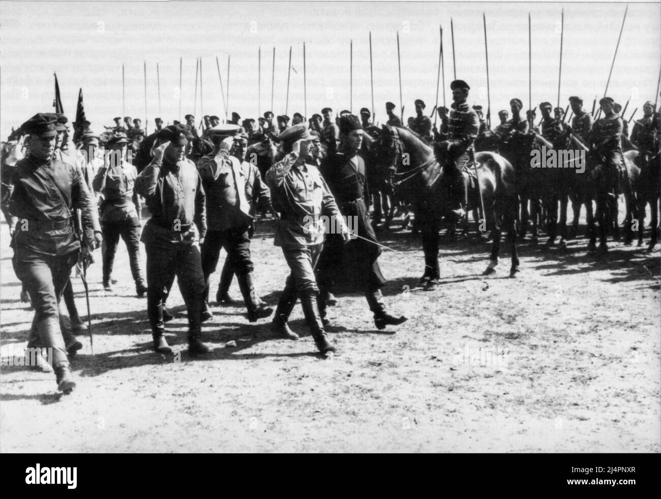 Marschall der Sowjetunion Alexander Jegorow (ganz links) mit Trotzki in Charkiw, 1919. Stockfoto