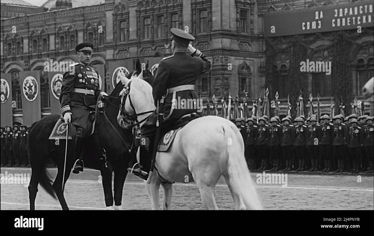 Zwei der fähigsten Kommandanten der Roten Armee (und WW2), Konstantin Rokossowski mit Georgi Schukow bei der Siegesparade 1945 in Moskau Stockfoto