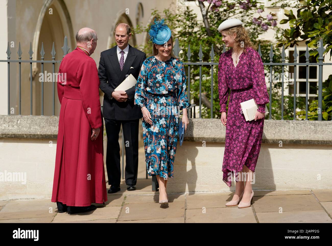 (Von links nach rechts) der Earl of Wessex, die Gräfin von Wessex und Lady Louise Mountbatten-Windsor verlassen den Ostergottesdienst in der St. George's Chapel im Windsor Castle in Bekshire. Bilddatum: Sonntag, 17. April 2022. Stockfoto