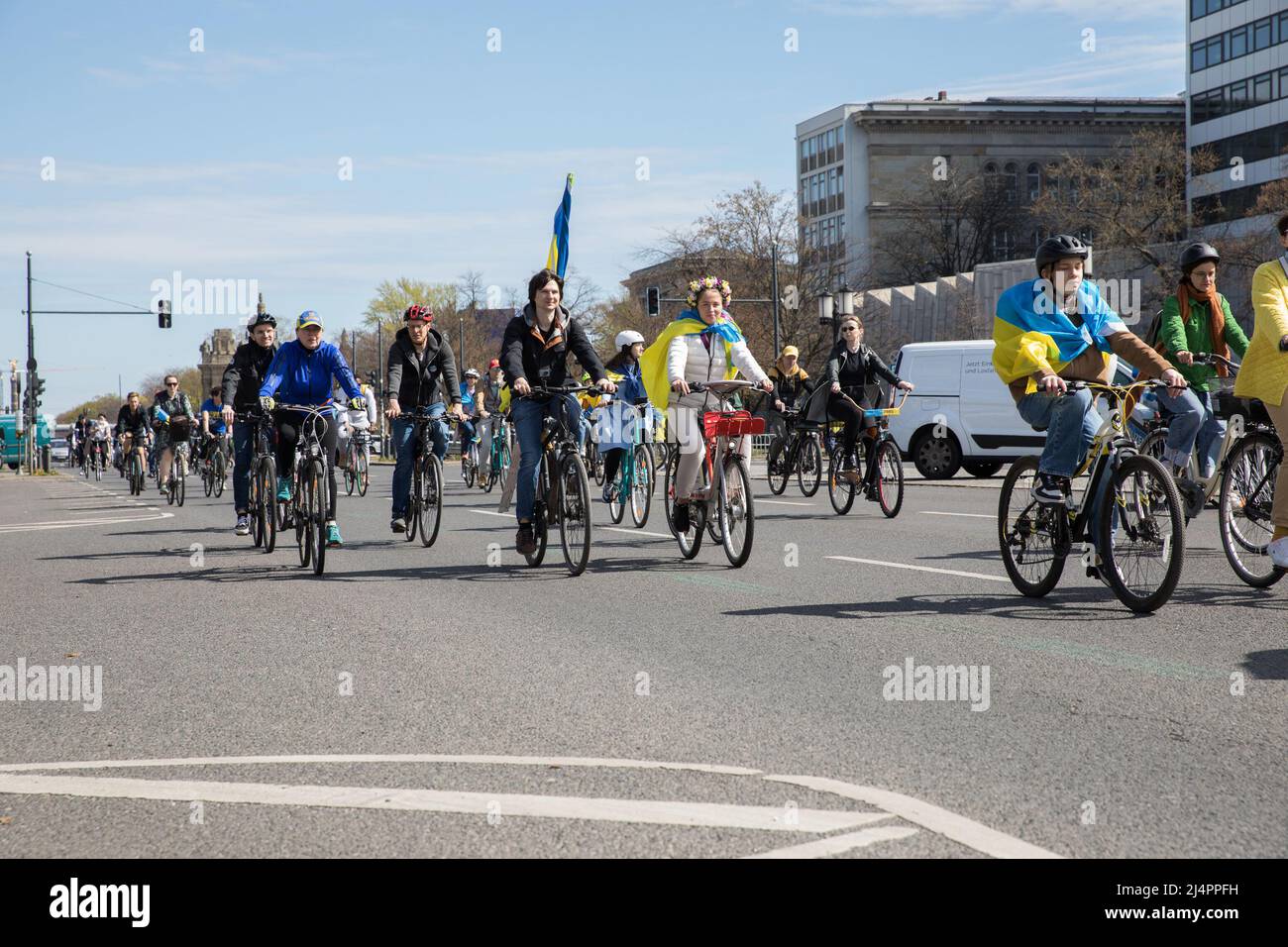 Berlin, Deutschland. 17. April 2022. Am 17. April 2022 fand in Berlin der Fahrradprotest gegen den russischen Krieg in der Ukraine statt. (Foto: Michael Kuenne/PRESSCOV/Sipa USA) Quelle: SIPA USA/Alamy Live News Stockfoto