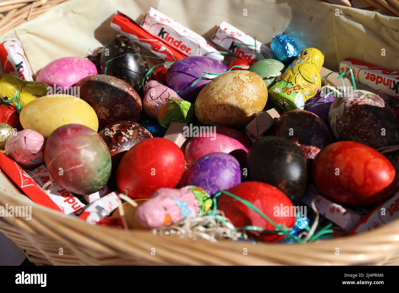 (220417) -- ZAGREB, 17. April 2022 (Xinhua) -- Eier werden während der Ostereierstichveranstaltung in der kroatischen Stadt, 17. April 2022, gesehen. (Dusko Jaramaz/PIXSELL über Xinhua) Stockfoto