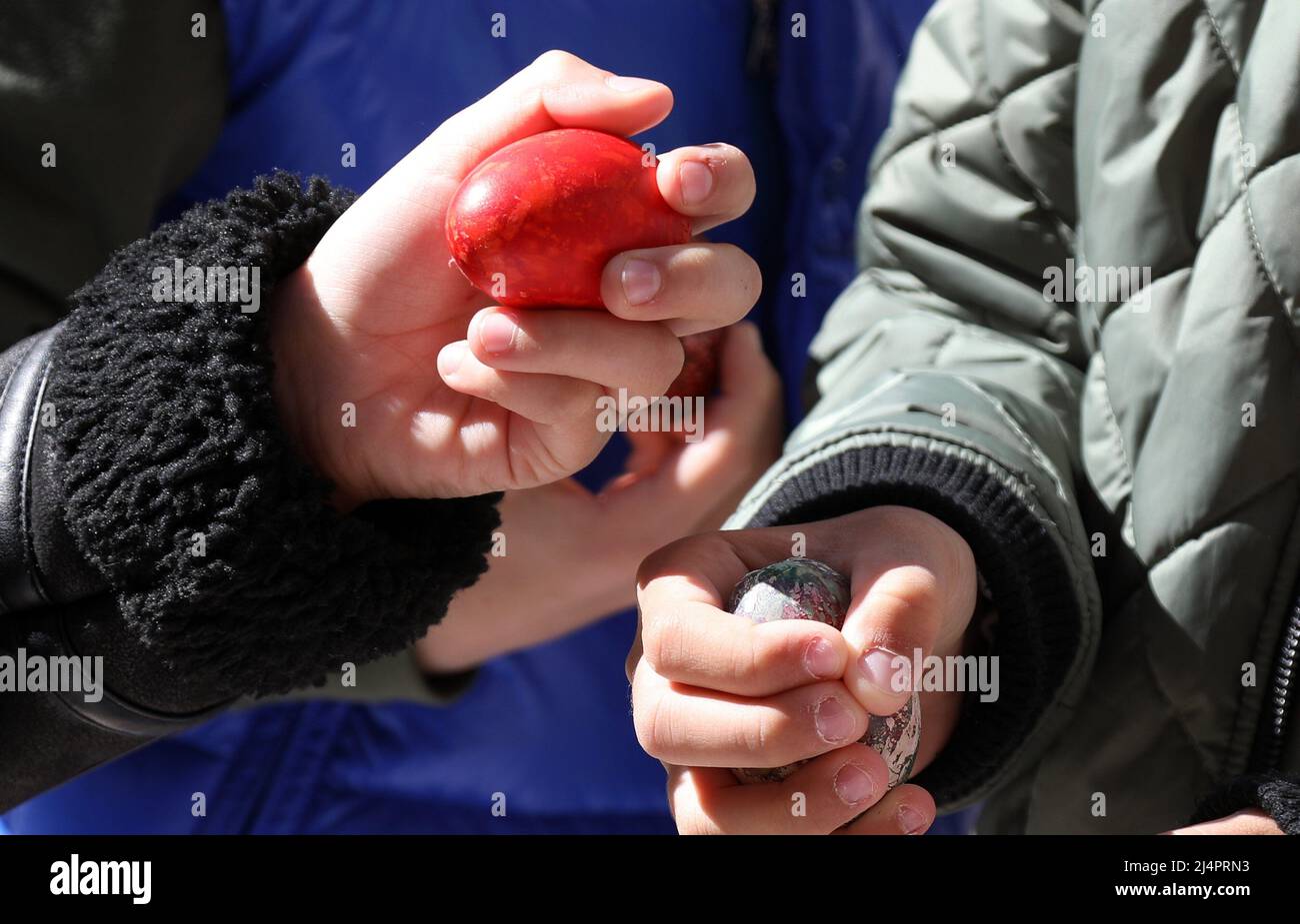 (220417) -- ZAGREB, 17. April 2022 (Xinhua) -- Kinder zapfen Eier während der Ostereierzapfungveranstaltung in der kroatischen Hauptstadt, 17. April 2022. (Dusko Jaramaz/PIXSELL über Xinhua) Stockfoto