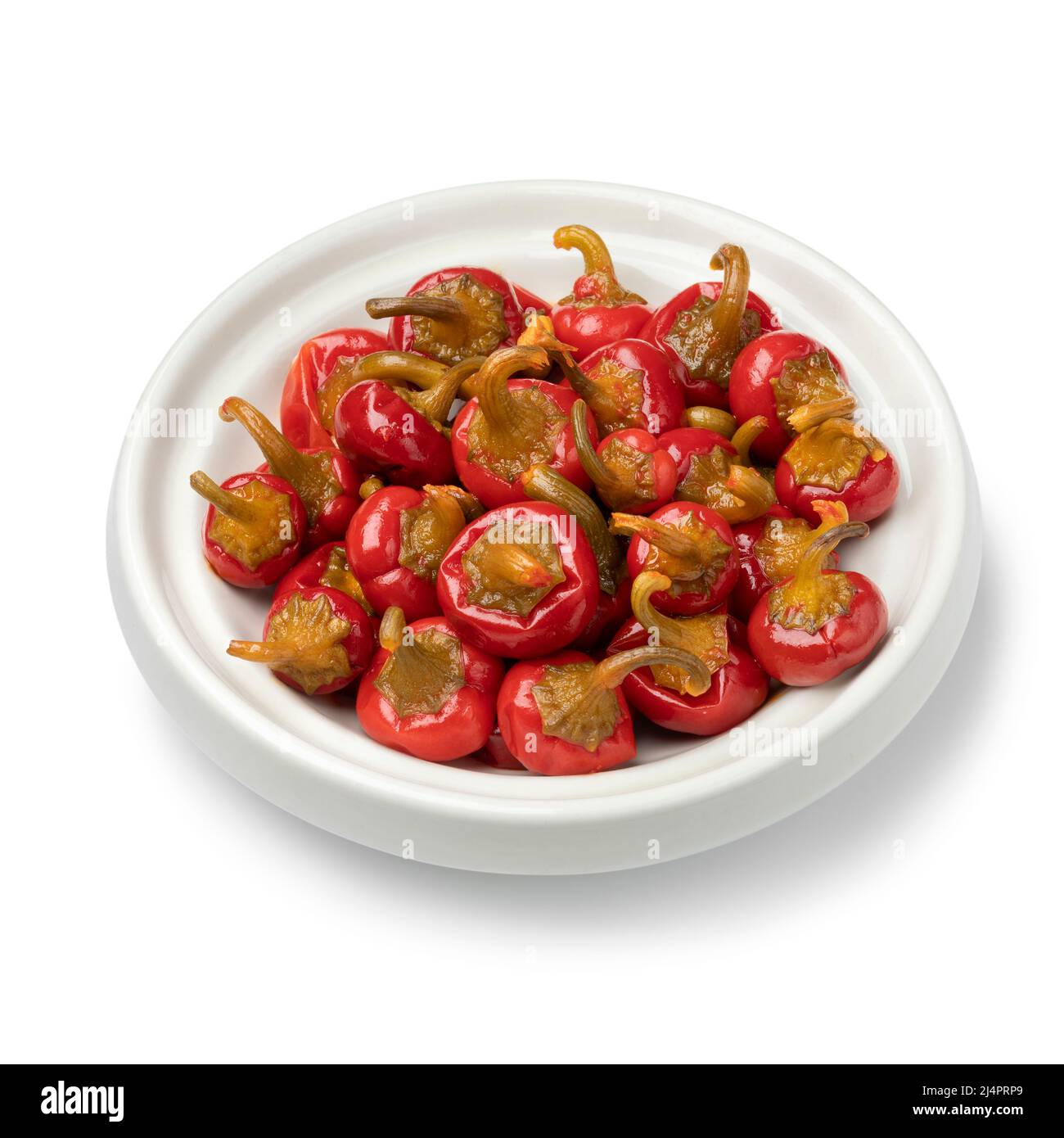 Schüssel mit eingelegten würzigen Red Cherry chile Paprika Nahaufnahme isoliert auf weißem Hintergrund Stockfoto